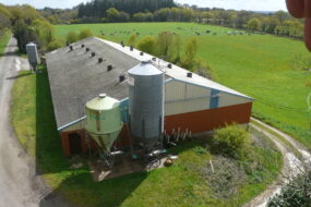 Photo aérienne d'un bâtiment agricole
