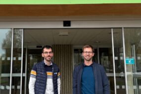 Mathieu Gaillet et Karl Pierret devant l'entrée de la chambre d'agriculture