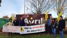 Les manifestants devant le panneau du groupe Avril