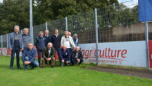 Les membres de l'association Agriculteurs Passionnément au stade de foot de Plabennec