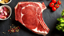 Côte de boeuf avant cuisson sur une ardoise