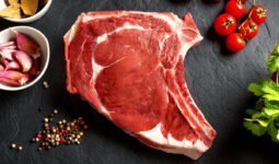 Côte de boeuf avant cuisson sur une ardoise