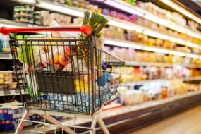 caddie dans un supermarché