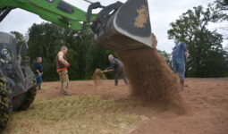 Un tracteur étale du Silpp2 sur du maïs