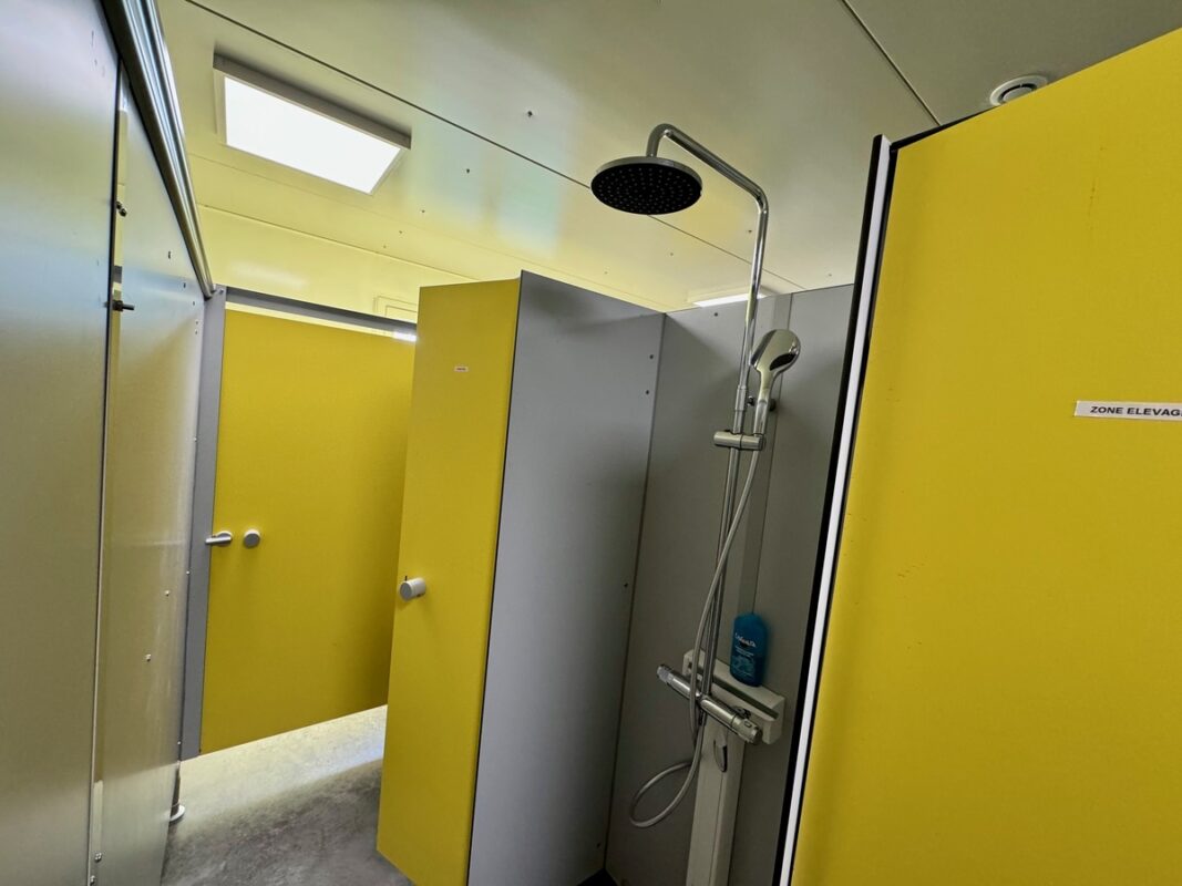Une douche dans un vestiaire. 
