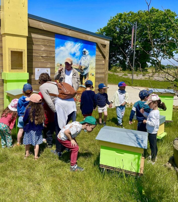 enfants autour des ruches