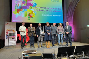Les lauréats du huitième Trophée Les Idées Neuves sur une scène