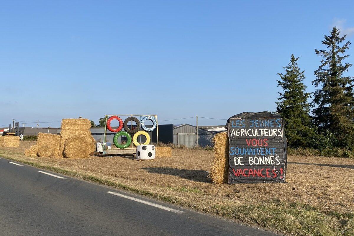 Une structure de paille sur le bord d'une route - Illustration Deux vainqueurs au Concours JA’stuce