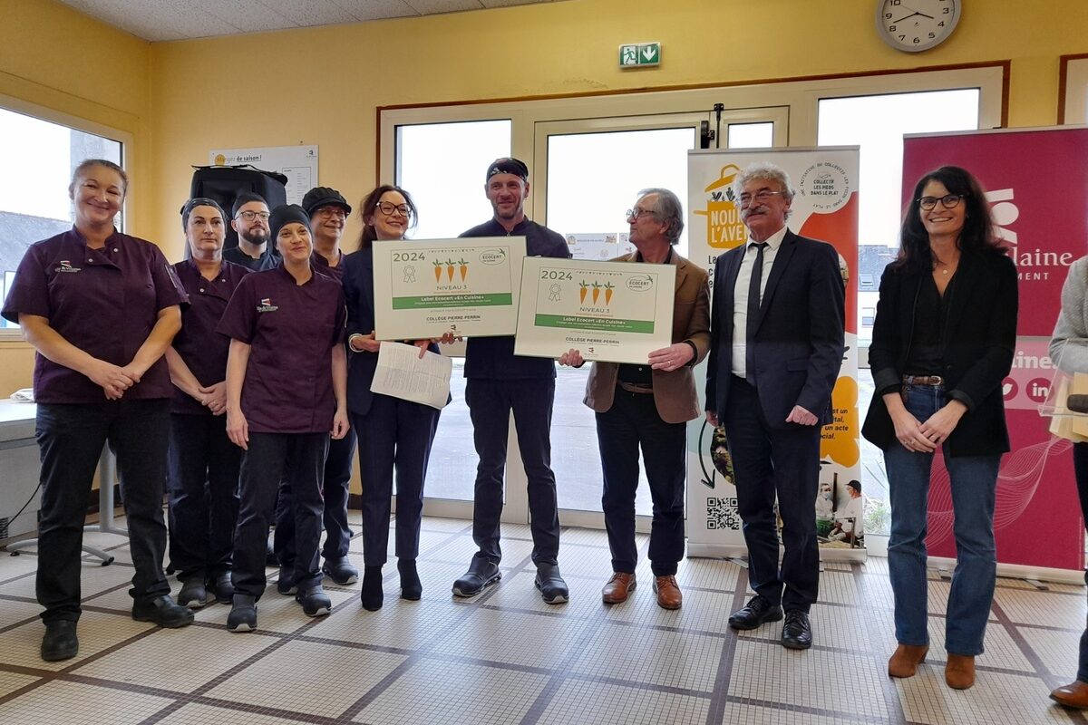 La remise des prix dans une salle - Illustration Deux collèges s’engagent  en bio et local