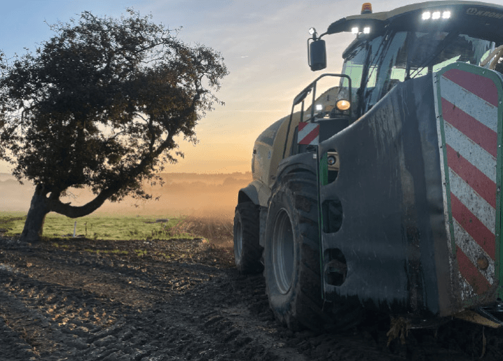 Un tracteur dans un champ plein de boue - Illustration Une bonne récolte, mais non sans difficulté