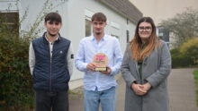 Trois étudiants avec un trophée