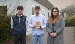 Trois étudiants avec un trophée
