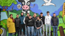 Des élèves et leur professeure devant une fresque