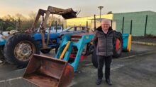 Michel Emily devant des tracteurs
