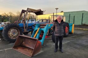 Michel Emily devant des tracteurs