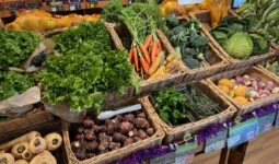 Un rayon de légumes bio dans un magasin spécialisé