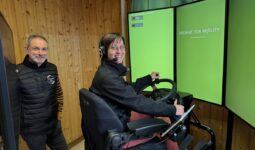 UN homme et une femme devant les écrans d'un simulateur de conduite de tracteur