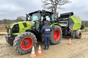 CRS évaluant un élève dans le cadre de la formation "10 de conduite agricole"