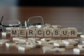 jeu de scrabble avec mot Mercosur formé