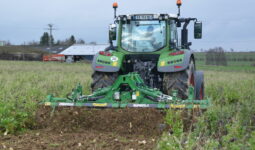 tracteur en action dans un champ
