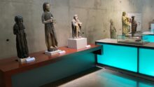 Une des salles avec des statues présentant des personnages historiques