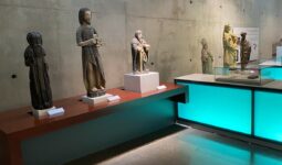 Une des salles avec des statues présentant des personnages historiques