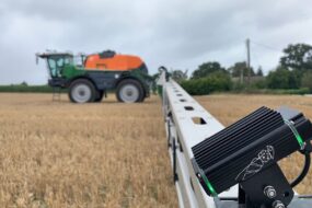 Un pulvérisateur avec une caméra montée sur la rampe pour un travail ciblé