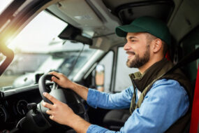 personne conduisant sa voiture pour aller ou revenir du travail