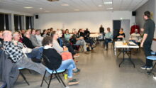 Les participants dans la salle de réunion