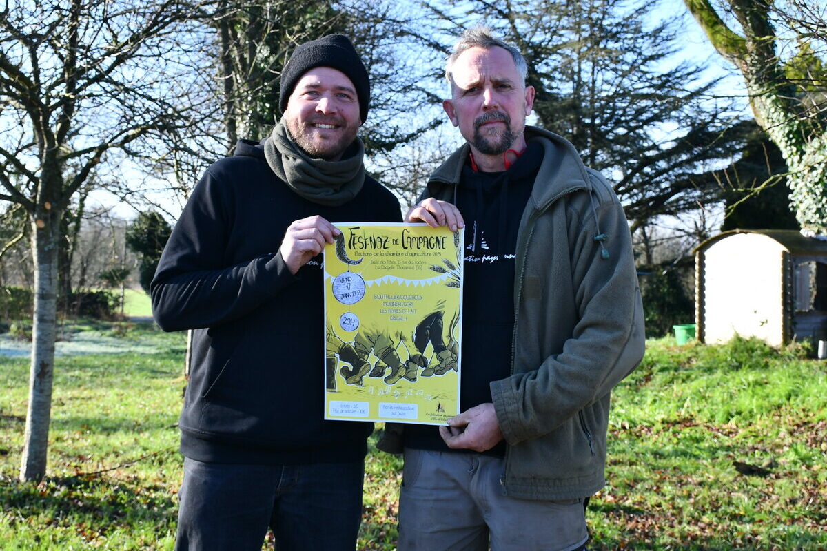 Les producteurs montrent l'affiche du fest-noz - Illustration « Contre des fermes qui s&rsquo;agrandissent »