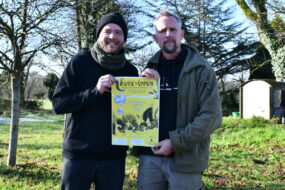 Les producteurs montrent l'affiche du fest-noz