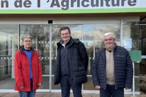 Une femme et deux hommes devant l'entrée de la Chambre d'agriculture des Côtes d'Armor