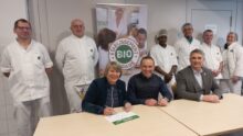 Remise du Label au lycée Maupertuis avec les cuisiniers et agents