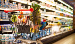caddie dans un rayon laitier de supermarché