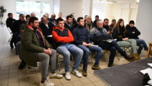 Les adhérents assis dans une salle