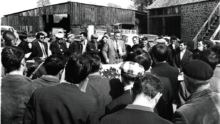 un groupe de personnes pour une présentation à la ferme en 1971