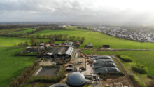 Vue aérienne d'une unité de méthanisation sur une exploitation agricole