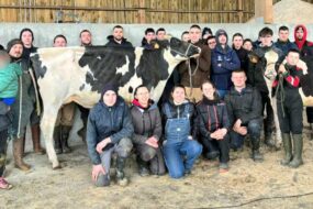 Les jeunes posent lors de la formation