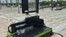 Robot articulé traitant par UV les plants de fraise dans les serres