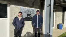 Frédéric Burel et son salarié Pierre Le Bail, sur la ferme laitière à Saint-Goazec dans le Finistère