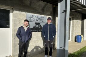 Frédéric Burel et son salarié Pierre Le Bail, sur la ferme laitière à Saint-Goazec dans le Finistère