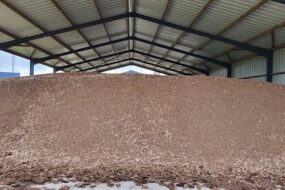 De la litière de volailles compostée sous un hangar