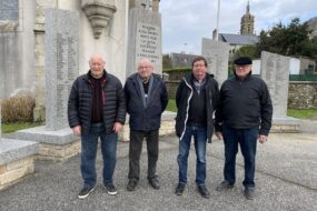 Des hommes devant le monument aux morts de Plouider