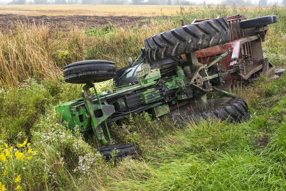Un tracteur retourné dans une prairie - Illustration Renversement de tracteur : comment l&rsquo;éviter ?