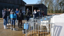 Un groupe de personnes lors d'une porte ouverte dans une exploitation agricole