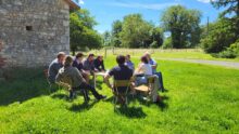 Un groupe de personne qui brainstorme sur une pelouse
