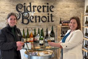 Deux femmes trinquent avec des verres de cidre.