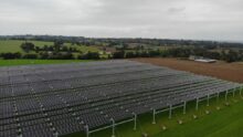 La vue aérienne d'une canopée photovoltaïque