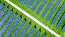 Photo aérienne d'un champ recouvert de panneaux photovoltaïque