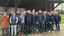 Les participants devant un des bâtiments de la ferme